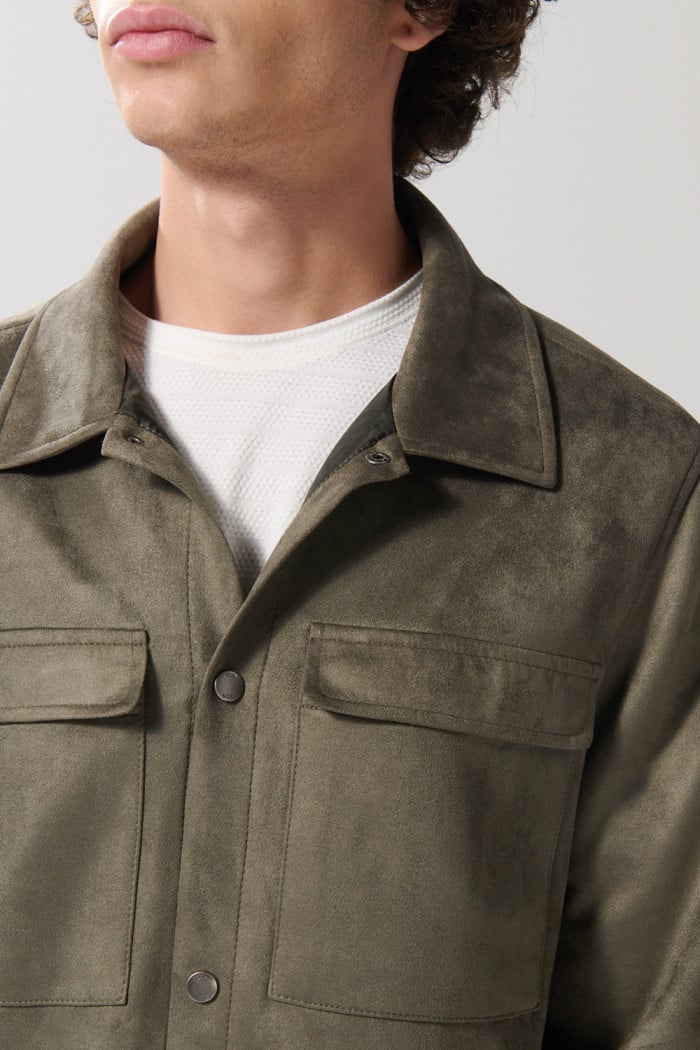 Chaqueta verde cazadora con cuello trucker y bolsillos