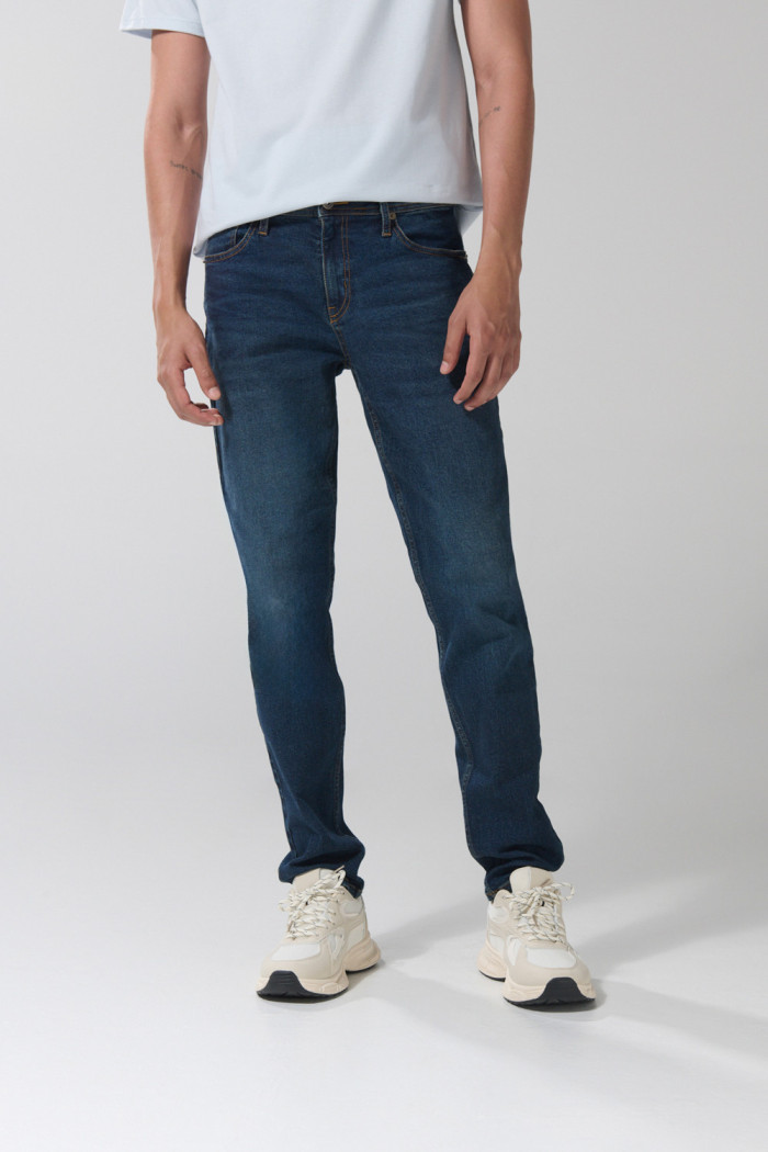Jean slim azul oscuro con 5 bolsillos y tiro bajo
