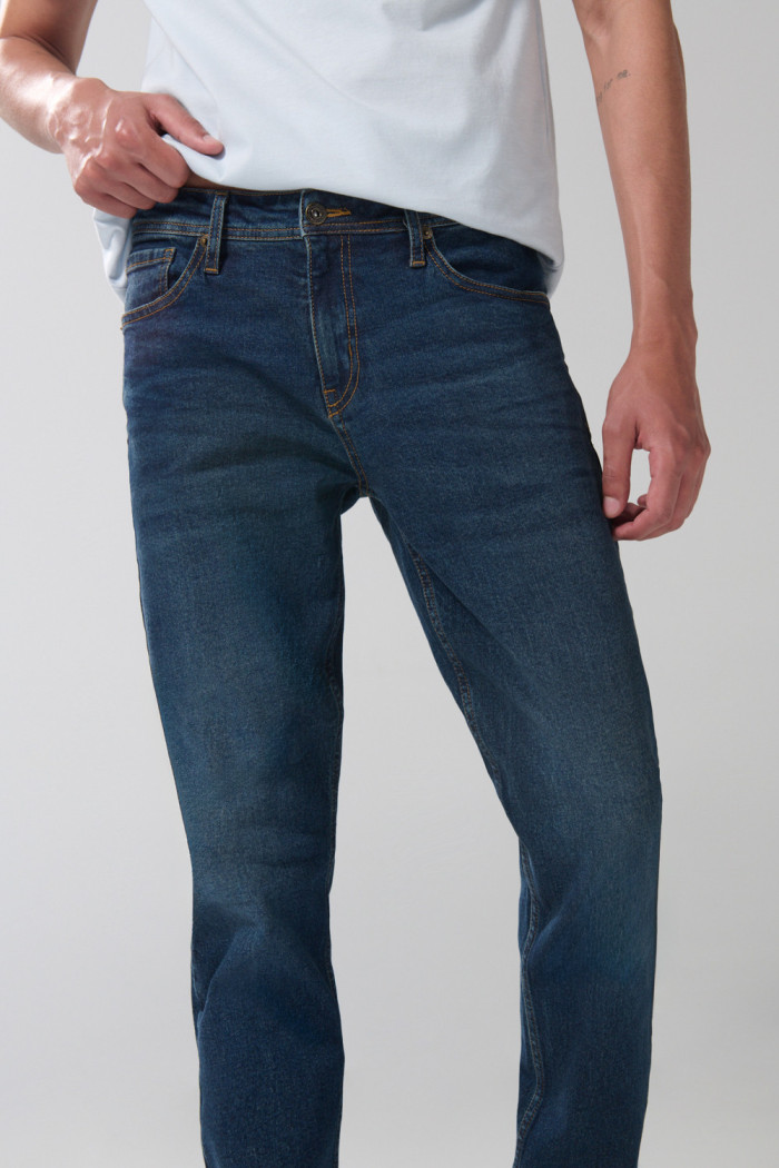 Jean slim azul oscuro con 5 bolsillos y tiro bajo