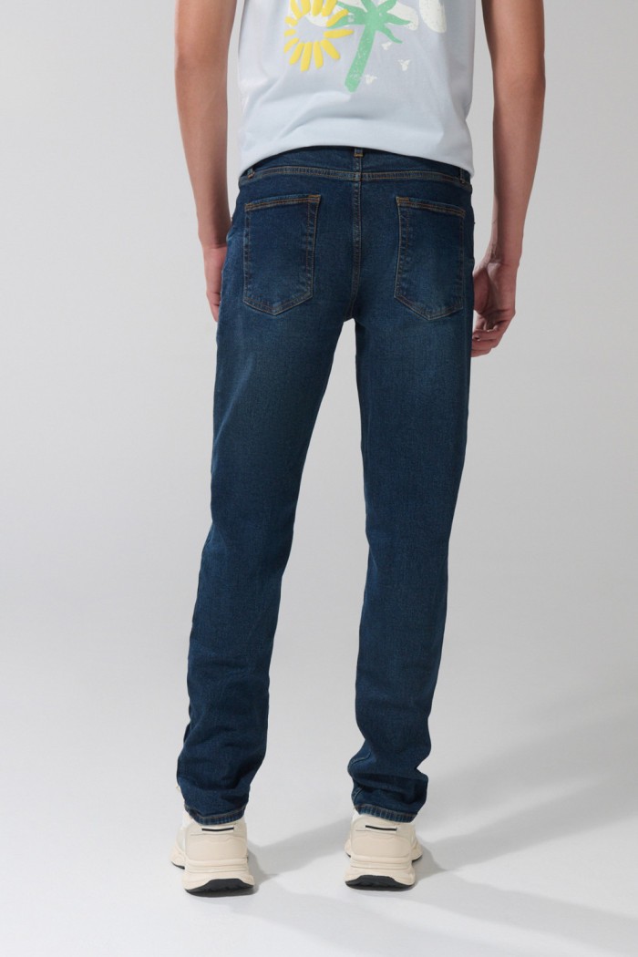 Jean slim azul oscuro con 5 bolsillos y tiro bajo