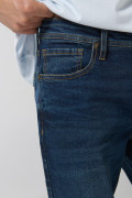 Jean slim azul oscuro con 5 bolsillos y tiro bajo