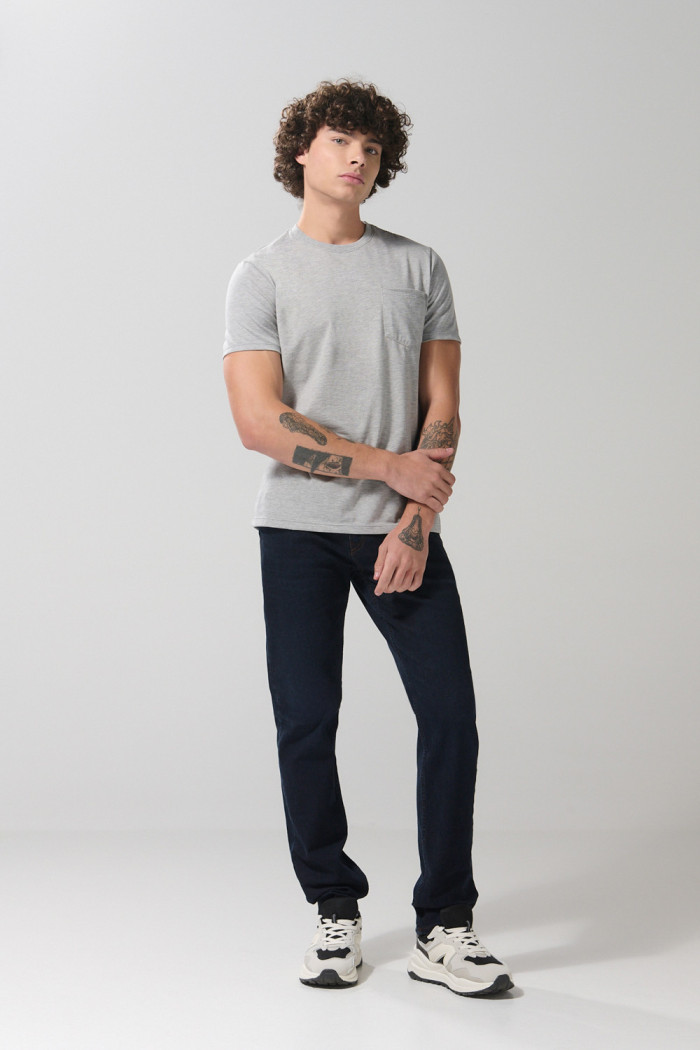 Jean tiro bajo slim azul intenso ajustado con bolsillos