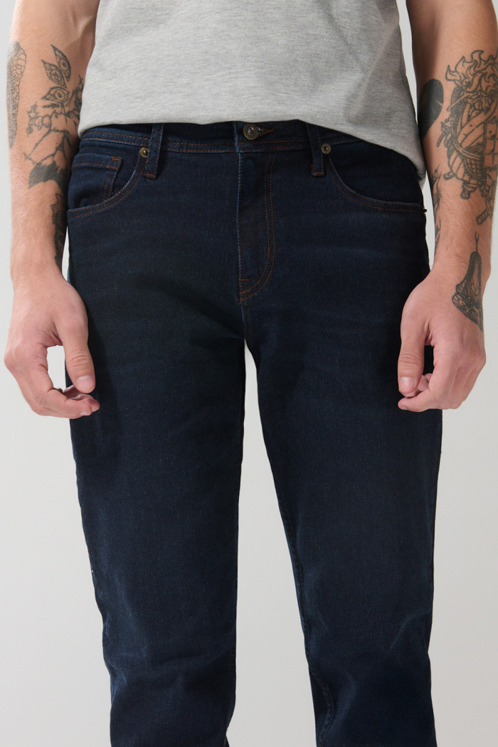 Jean tiro bajo slim azul intenso ajustado con bolsillos