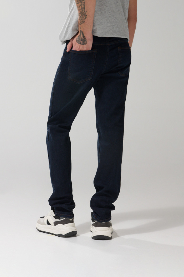 Jean tiro bajo slim azul intenso ajustado con bolsillos