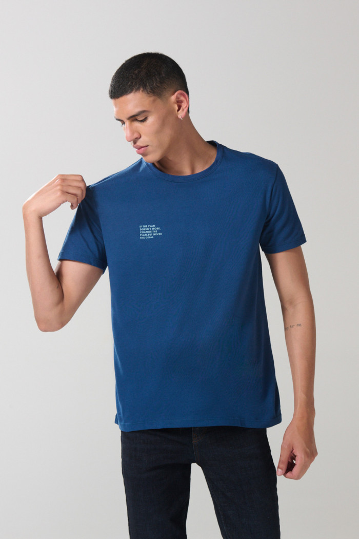 Camiseta unicolor con texto minimalista y manga corta