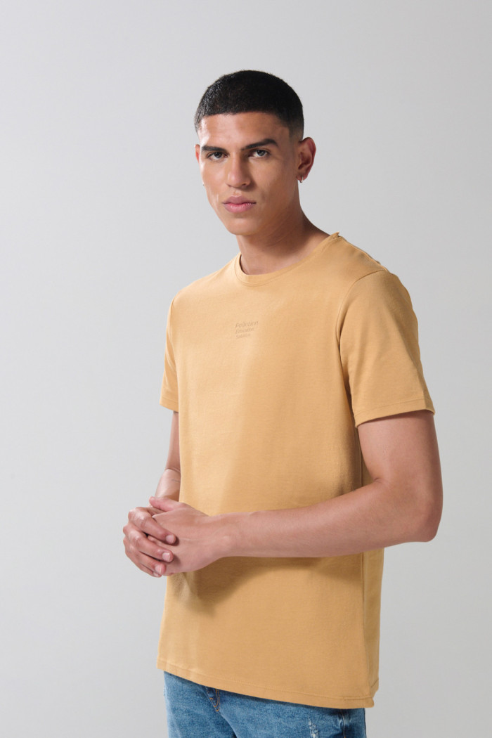 Camiseta unicolor con texto minimalista y manga corta