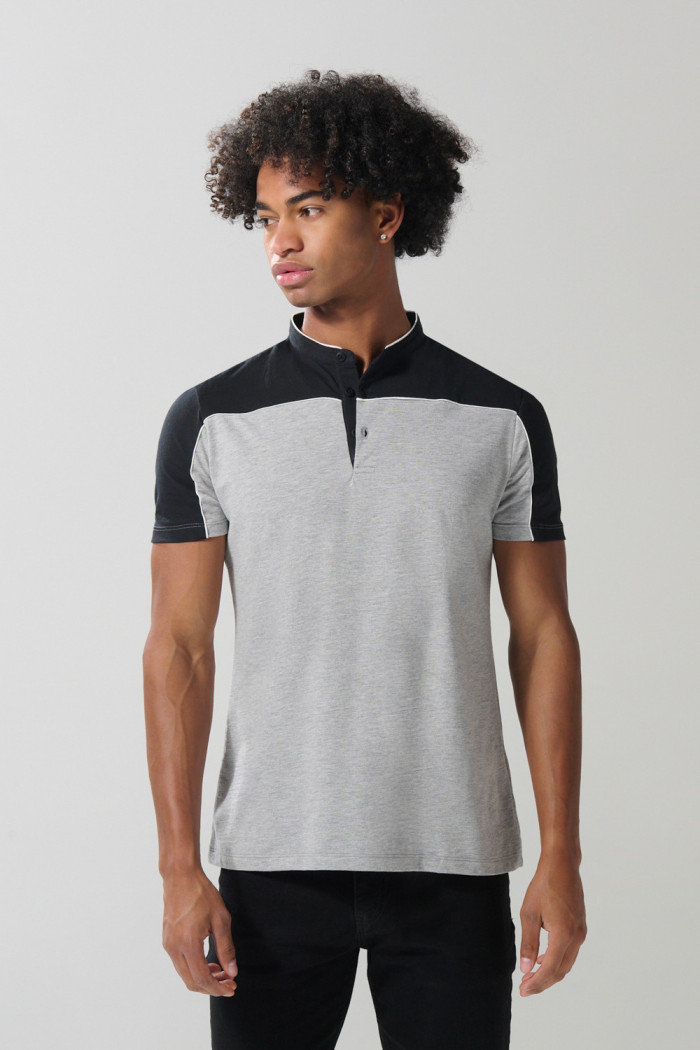 Camiseta negra tipo polo con cuello nerú y corte delantero