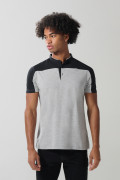 Camiseta negra tipo polo con cuello nerú y corte delantero