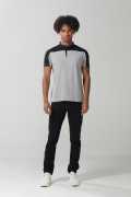 Camiseta negra tipo polo con cuello nerú y corte delantero