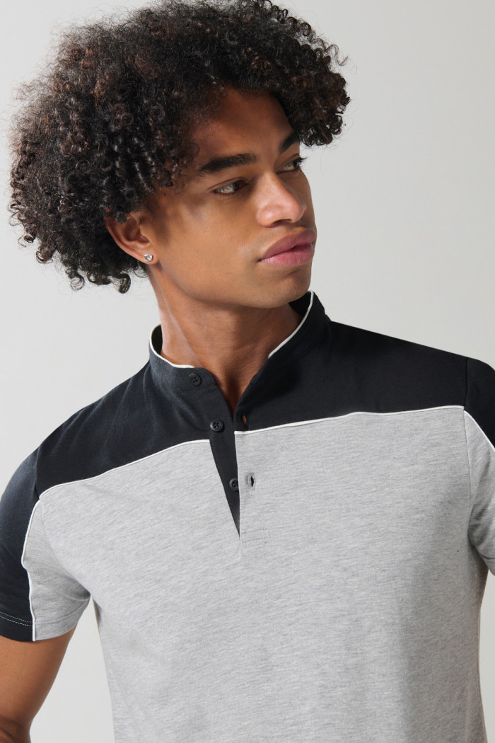 Camiseta negra tipo polo con cuello nerú y corte delantero