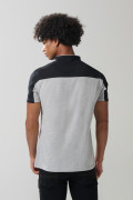 Camiseta negra tipo polo con cuello nerú y corte delantero