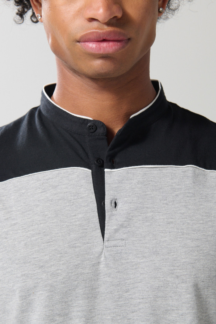 Camiseta negra tipo polo con cuello nerú y corte delantero