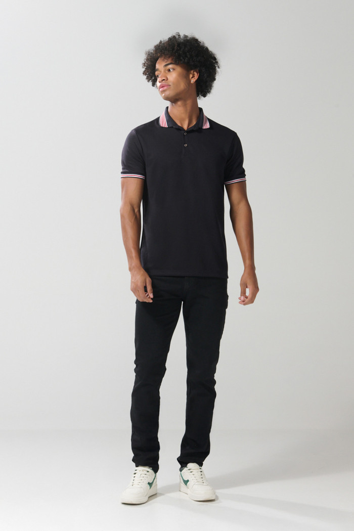 Camiseta polo azul intensa ajustada con manga corta