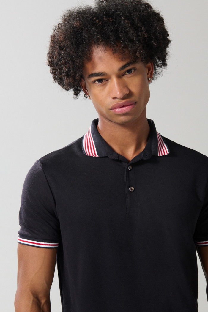 Camiseta polo azul intensa ajustada con manga corta