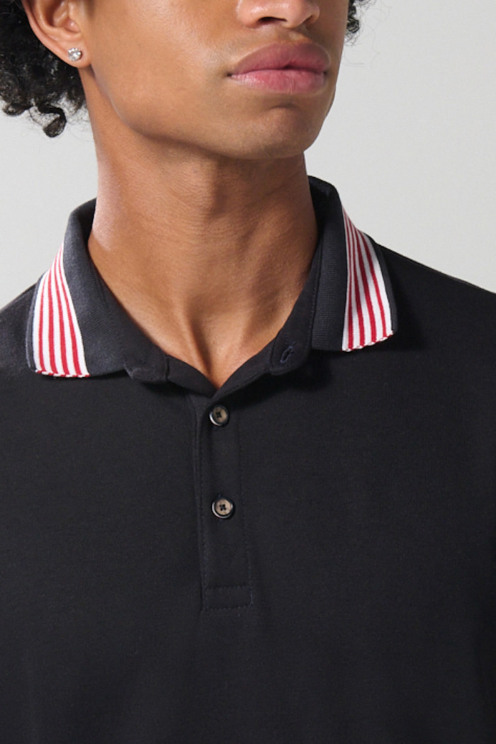 Camiseta polo azul intensa ajustada con manga corta