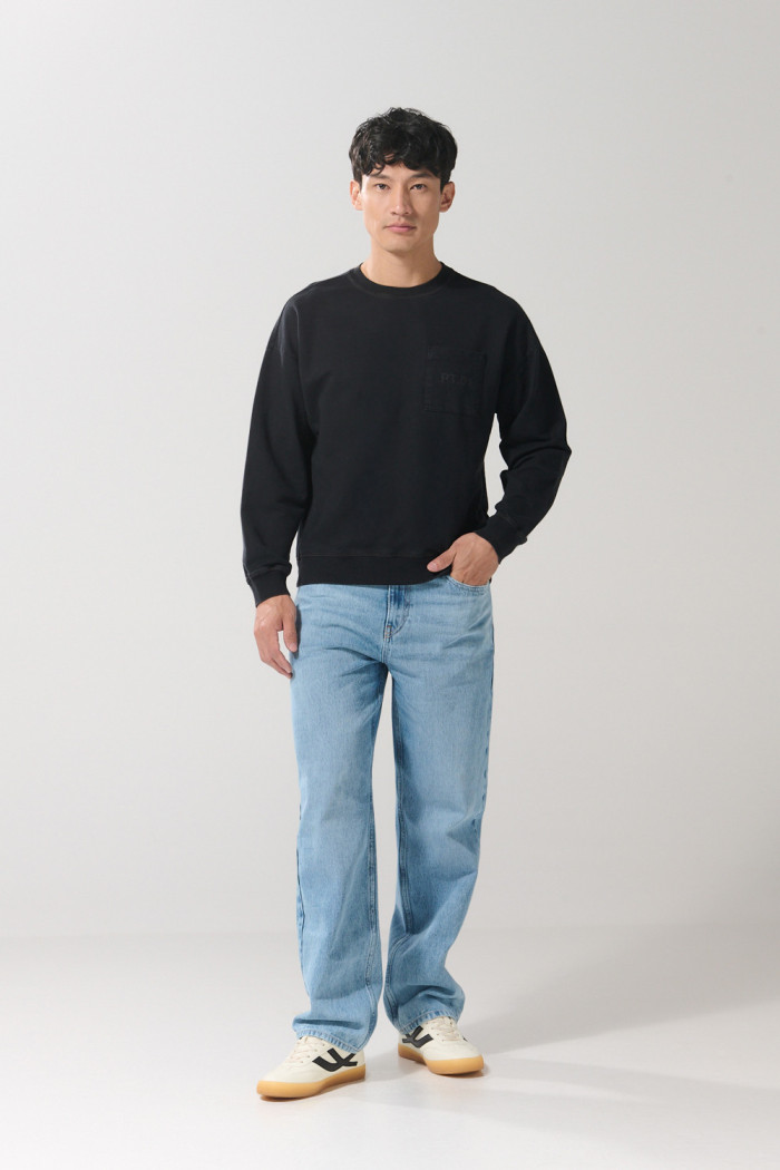 Buzo unicolor cuello redondo oversize con bolsillo