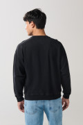 Buzo unicolor cuello redondo oversize con bolsillo