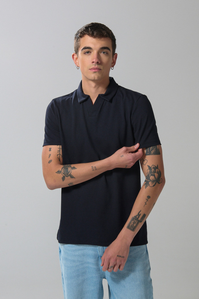 Camiseta polo azul intensa con cuello V y manga corta