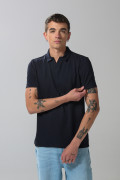 Camiseta polo azul intensa con cuello V y manga corta