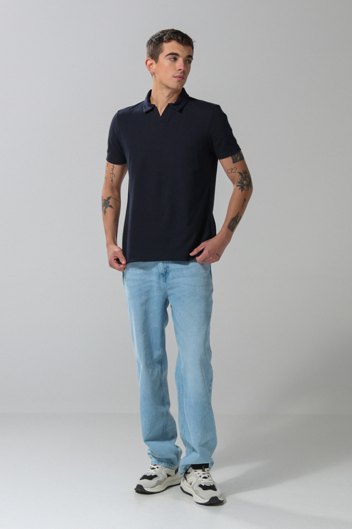 Camiseta polo azul intensa con cuello V y manga corta