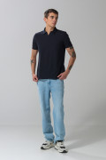 Camiseta polo azul intensa con cuello V y manga corta