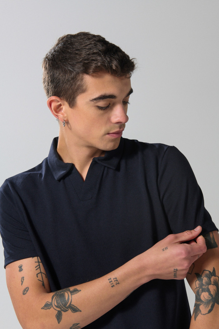 Camiseta polo azul intensa con cuello V y manga corta