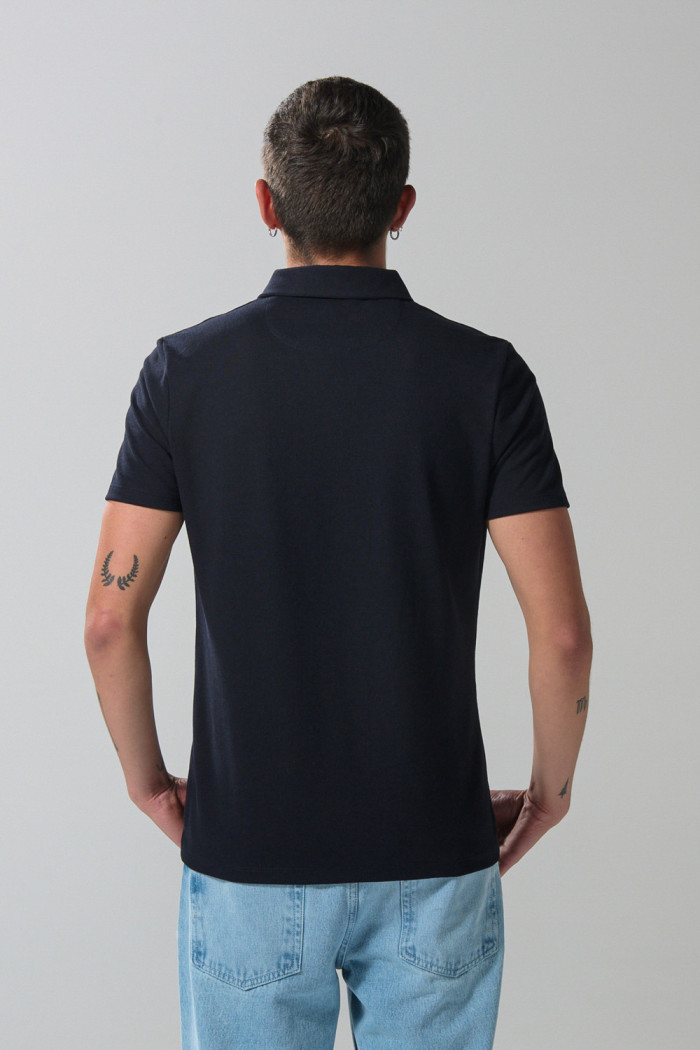 Camiseta polo azul intensa con cuello V y manga corta