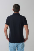 Camiseta polo azul intensa con cuello V y manga corta