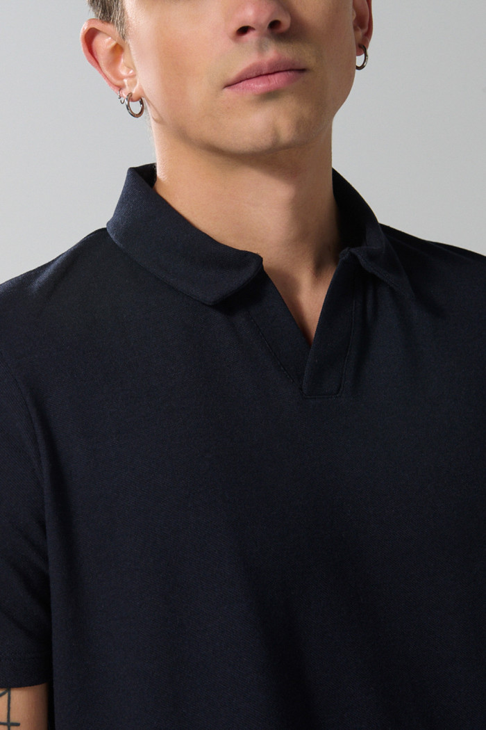 Camiseta polo azul intensa con cuello V y manga corta
