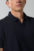 Camiseta polo azul intensa con cuello V y manga corta
