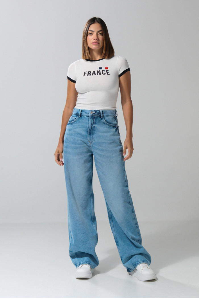 Camiseta crema college con contrastes y manga corta