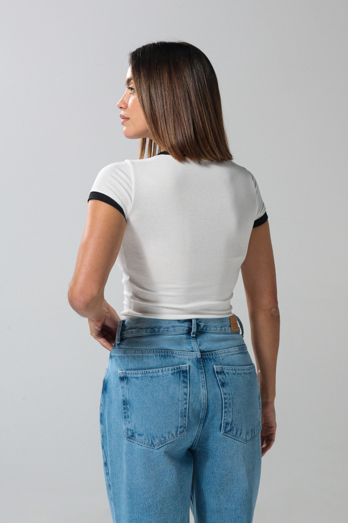 Camiseta crema college con contrastes y manga corta