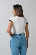 Camiseta crema college con contrastes y manga corta