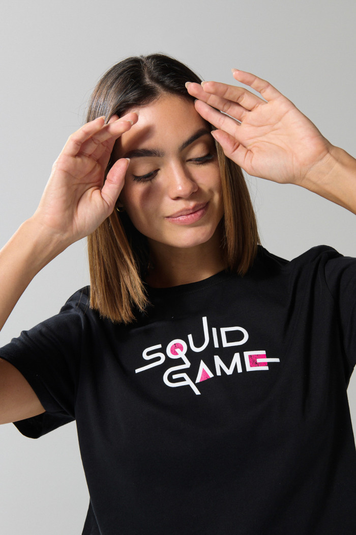 Camiseta crop top negra con diseño de Squid Game