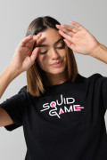 Camiseta crop top negra con diseño de Squid Game