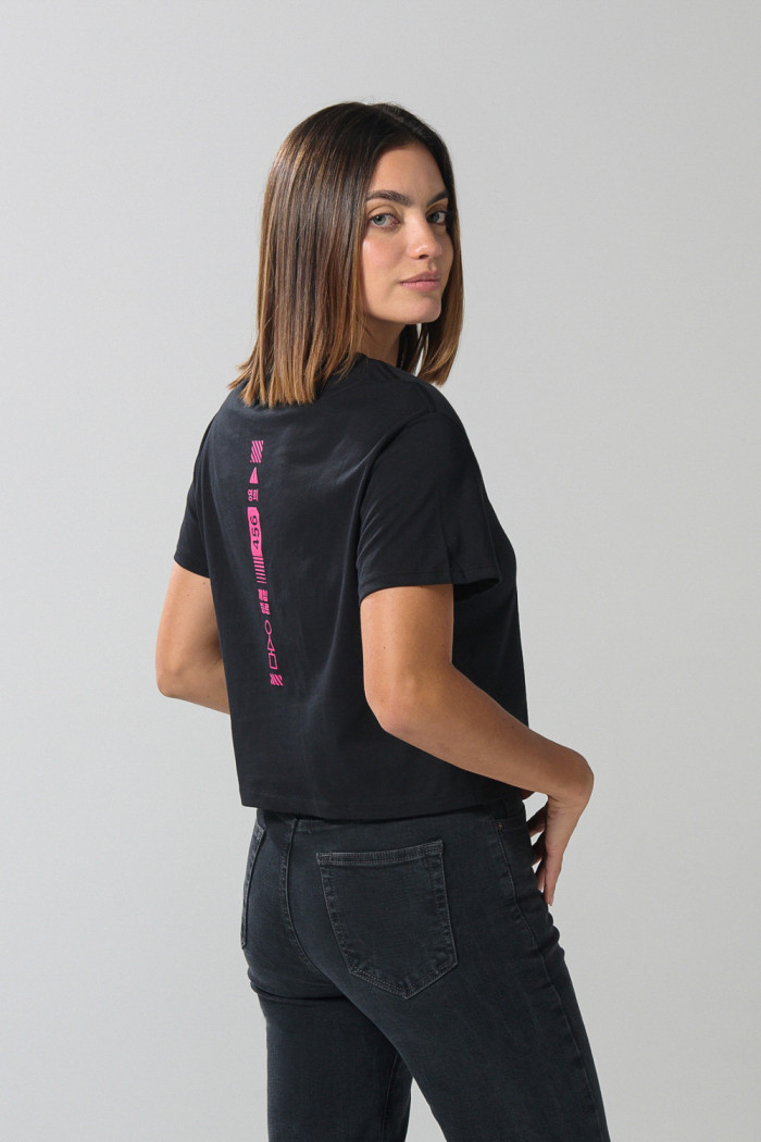 Camiseta crop top negra con diseño de Squid Game