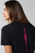 Camiseta crop top negra con diseño de Squid Game