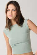 Camiseta unicolor con manga sisa y cuello redondo