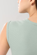 Camiseta unicolor con manga sisa y cuello redondo