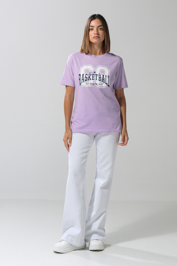 Camiseta lila manga corta con estampado college