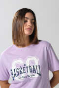 Camiseta lila manga corta con estampado college