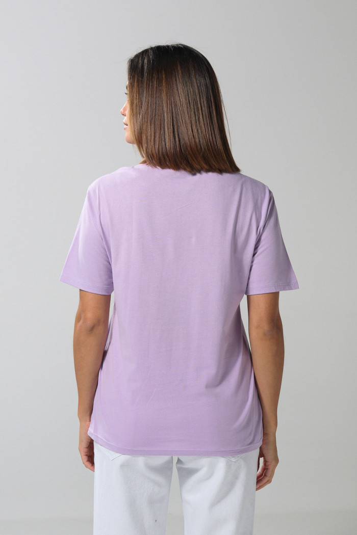 Camiseta lila manga corta con estampado college