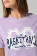 Camiseta lila manga corta con estampado college