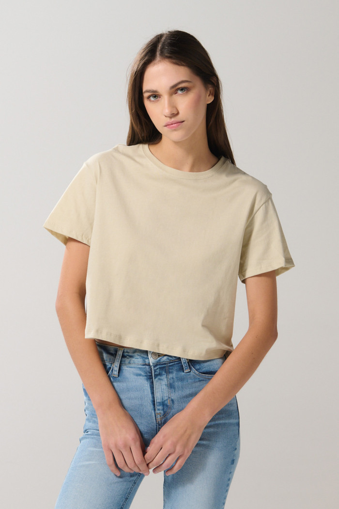 Camiseta crop top kaki clara con manga corta