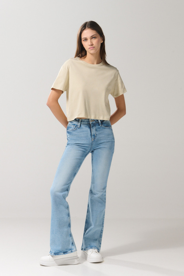 Camiseta crop top kaki clara con manga corta