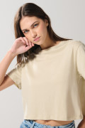 Camiseta crop top kaki clara con manga corta