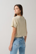 Camiseta crop top kaki clara con manga corta