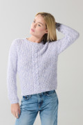 Suéter cuello redondo lila claro con trenza centrada