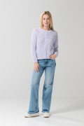 Suéter cuello redondo lila claro con trenza centrada