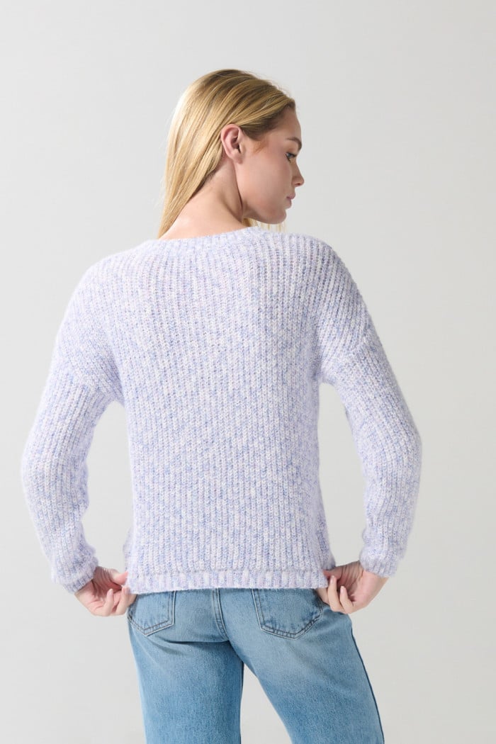 Suéter cuello redondo lila claro con trenza centrada